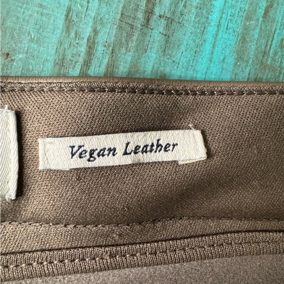 Abercrombie and Fitch The 90s Relaxed Jean High Rise Vegan Leather Cargo Pants - Picture 12 of 12